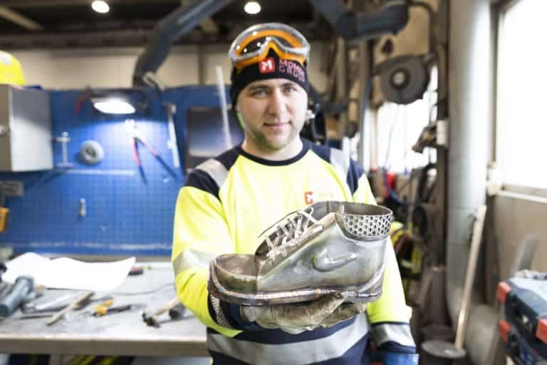 Bilde av personer på verksted