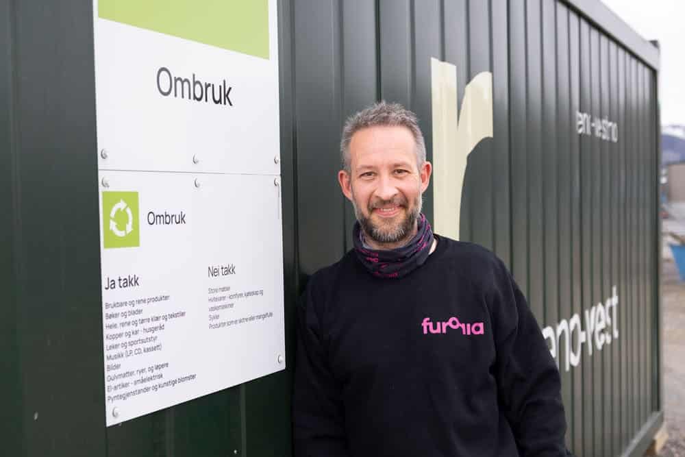 Har du ting som fortsatt kan brukes av andre? Sett det inn i ombrukscontaineren på gjenvinningsstasjonen.