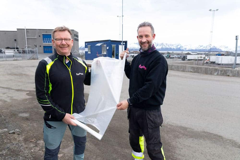 Har du avfall du må levere i sekker? Husk å bruke gjennomsiktige sekker, minner Bjørnar og Mats om.