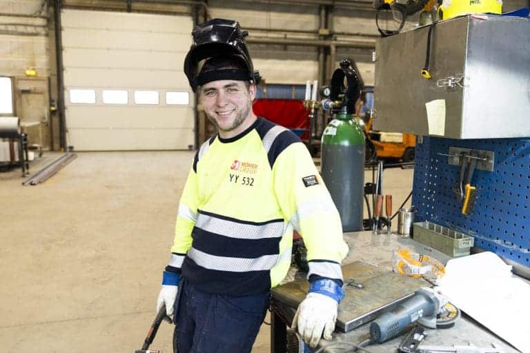 Bilder av personer på verksted